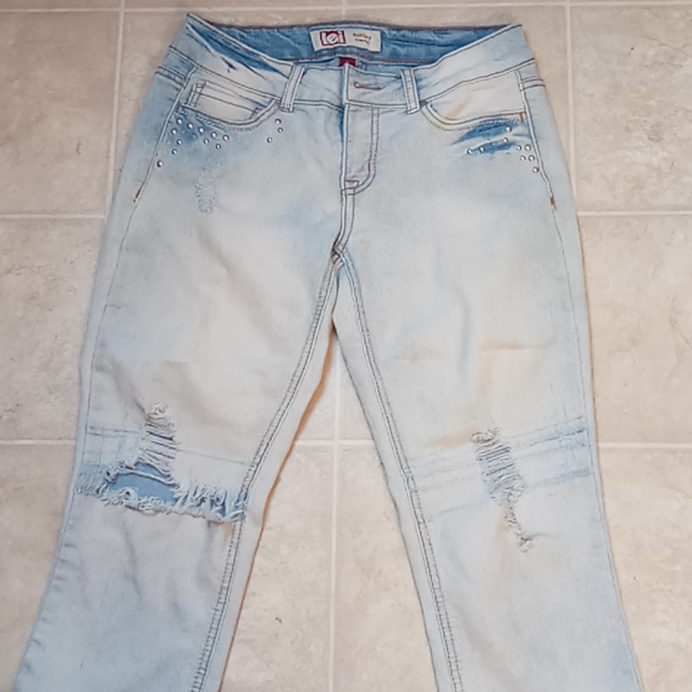 L.e.i. Capri Distressed Jeans